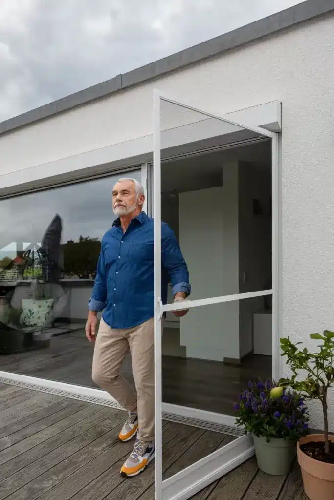 DT3/22 Drehrahmentür mit geschlossenem Montagerahmen unten – maßgefertigter Insektenschutz für Türen in Mauerlaibung