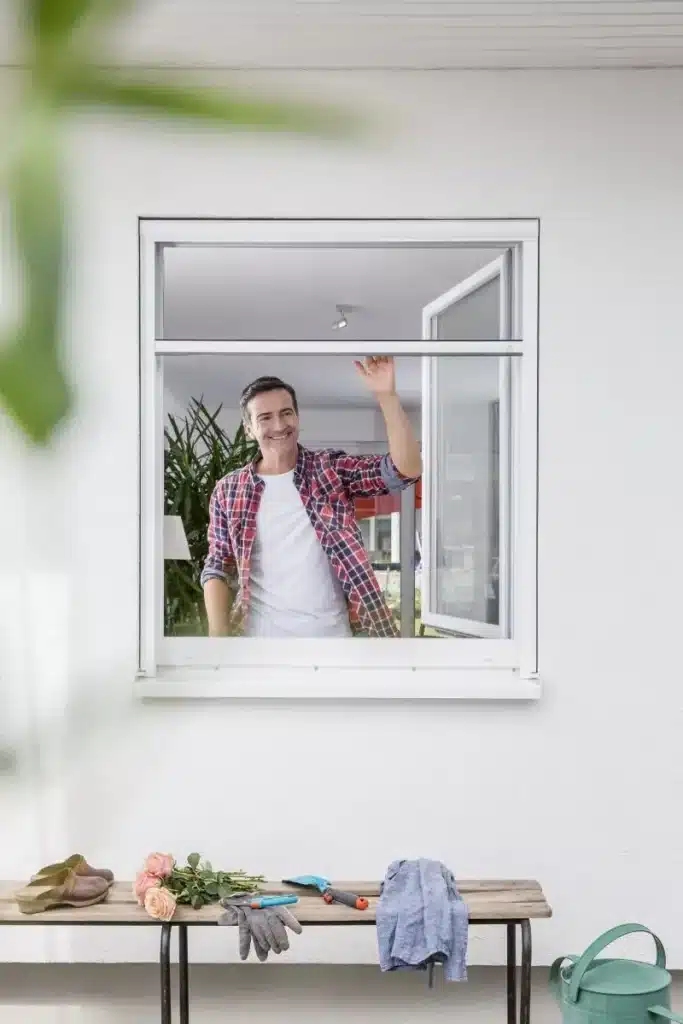 RO4/1 Insektenschutz‑Rollo Neher mit geschlossenem Rahmen und Bürstenabdichtung nach unten