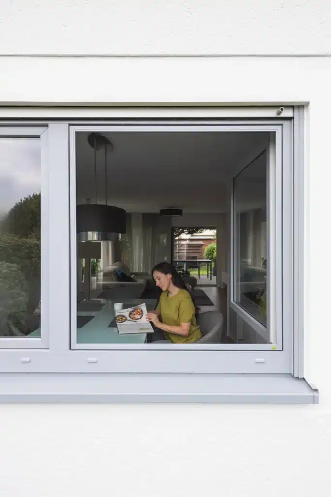 Neher SP1/43 Spannrahmen für flächenversetzte Kunststofffenster mit sehr eng anliegenden Rollladenführungsschienen